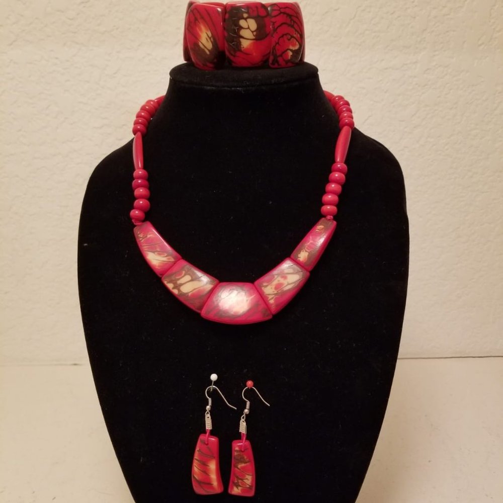 NECKLACES, EARRING AND BRACELET